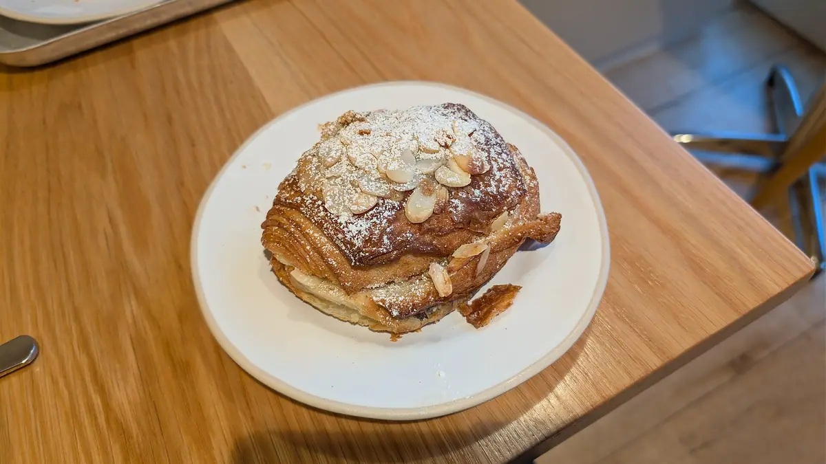 Travellers Café – patisserie in Hersham, Walton-on-Thames